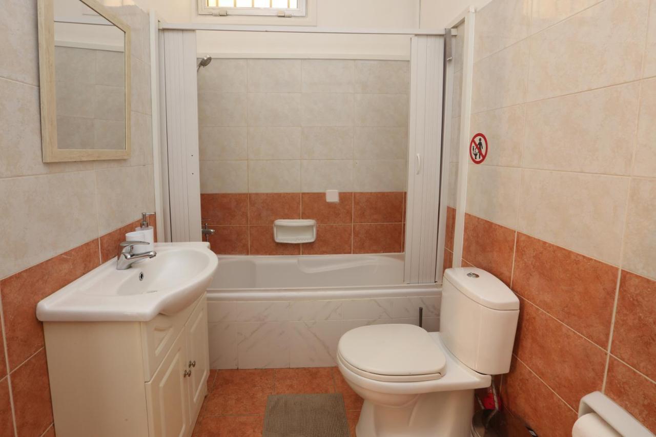 Cozy Holiday Apartment In Larnaca Near Foinikoudes Bagian luar foto